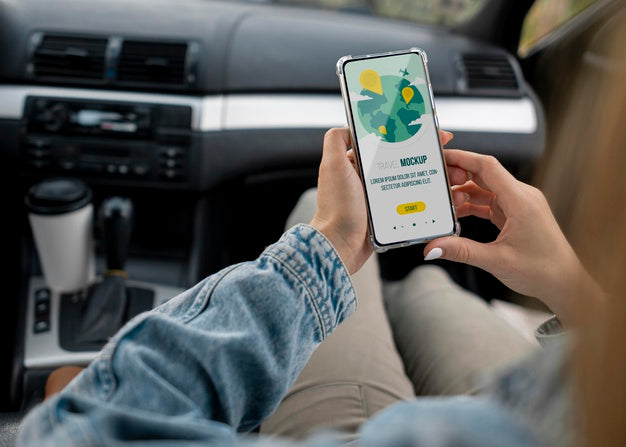 Traveler Holding A Mock-Up Smartphone Psd