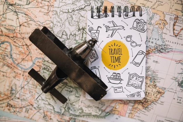 Vintage Travel Concept Mockup With Notepad Psd