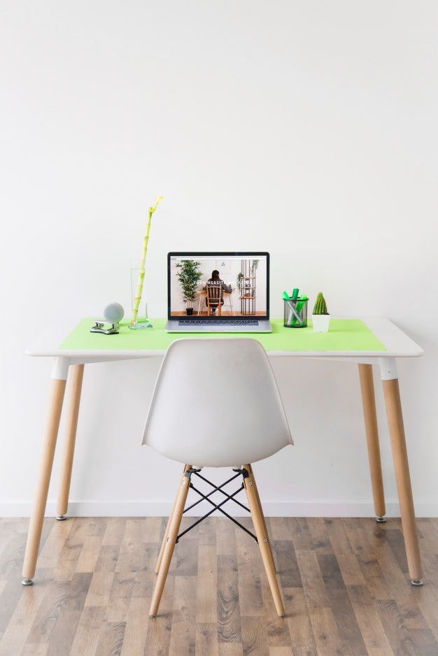 Website Mockup With Laptop On Desk Psd