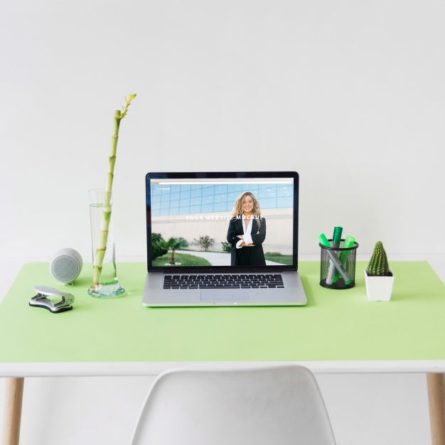 Website Mockup With Laptop On Desk Psd