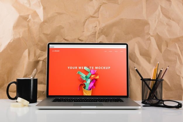 Website Mockup With Laptop On Desk Psd