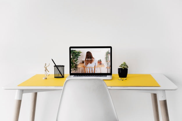 Website Mockup With Laptop On Desk Psd