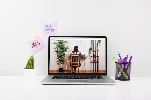 Website Mockup With Laptop On Desk Psd