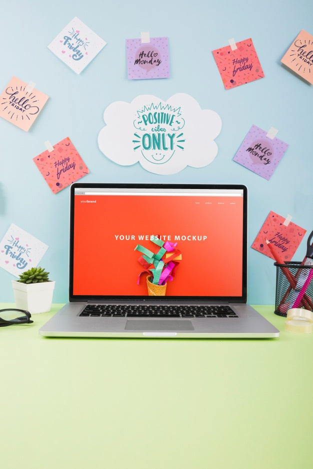 Website Mockup With Laptop On Desk Psd