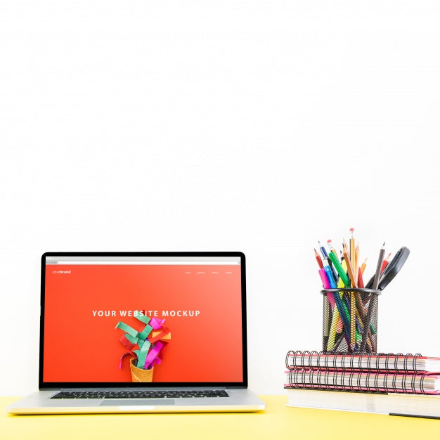 Website Mockup With Laptop On Desk Psd