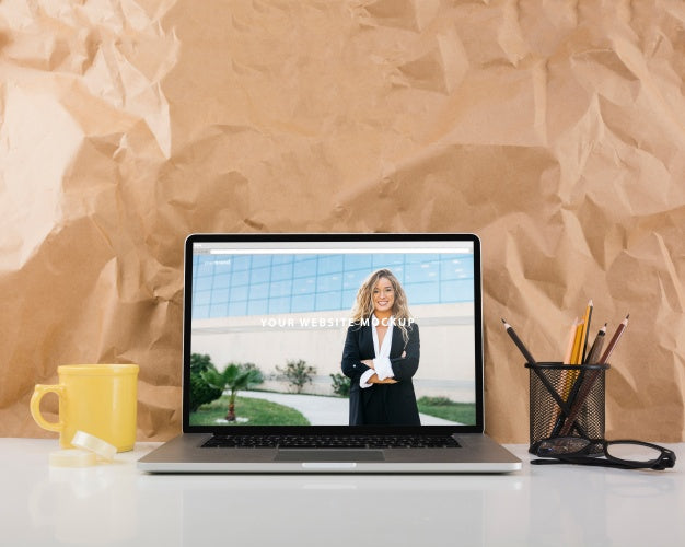 Website Mockup With Laptop On Desk Psd