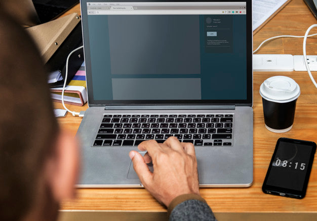 Website Template Design On A Laptop Screen Psd