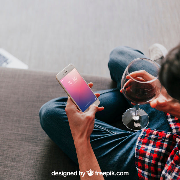 Wine Mockup With Man Holding Smartphone Psd