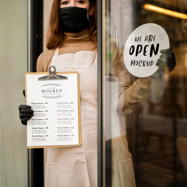 Woman Holding A Restaurant Menu Mock-Up On Clipboard Psd
