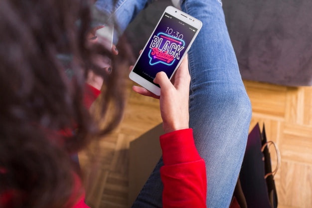 Woman Searching For Black Friday On Smartphone Psd