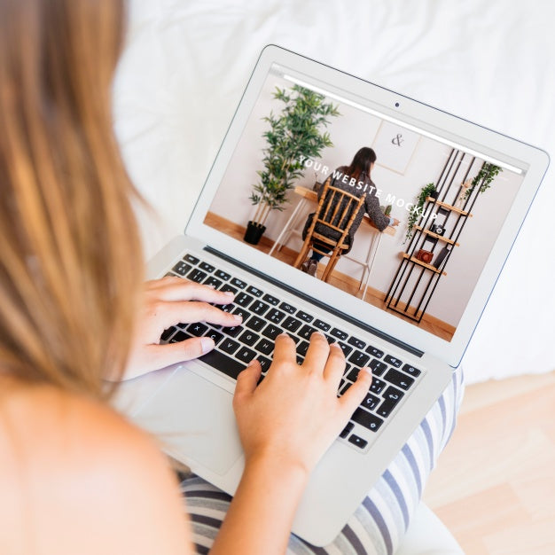 Woman Using Laptop Psd