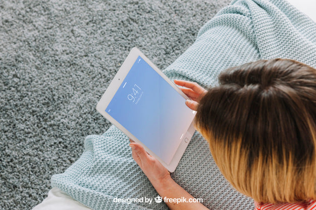 Woman Using Tablet Psd