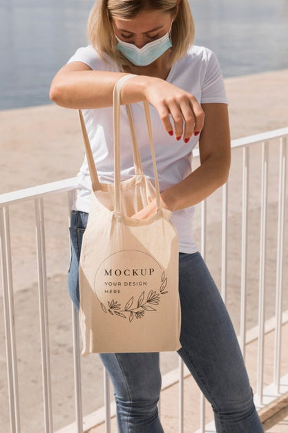 Woman With Bag Mock-Up Concept Psd