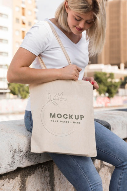 Woman With Bag Mock-Up Concept Psd