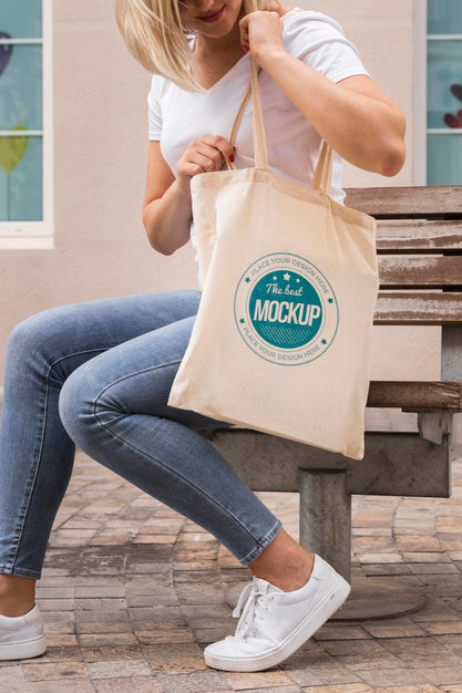 Woman With Bag Mock-Up Concept Psd
