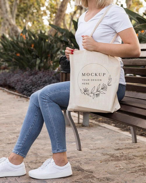 Woman With Bag Mock-Up Concept Psd