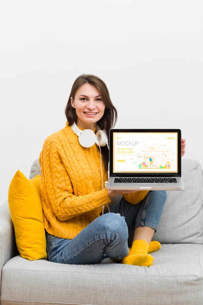 Woman With Headphones And Laptop Psd