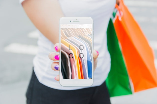 Woman With Smartphone Mockup And Shopping Bags Psd