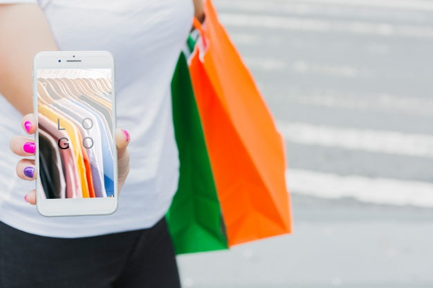 Woman With Smartphone Mockup And Shopping Bags Psd
