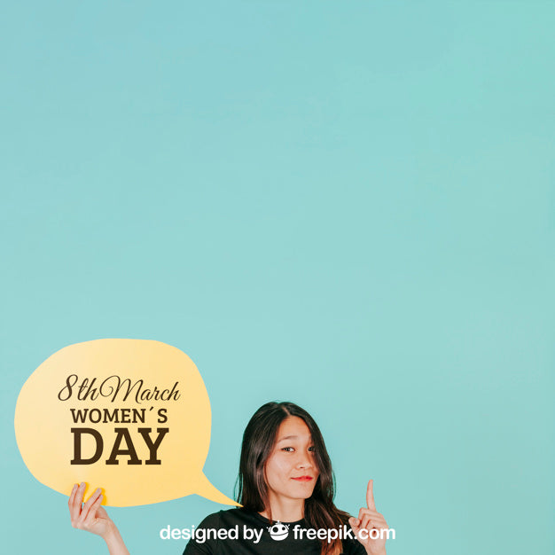 Woman With Speech Bubble Mockup Psd