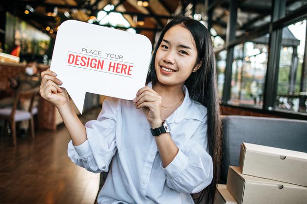 Woman'S Hand Hold Blank Speech Bubble Copy Space Psd Mockup Psd