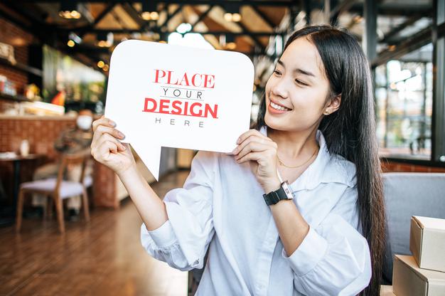 Woman'S Hand Hold Blank Speech Bubble Copy Space Psd Mockup Psd