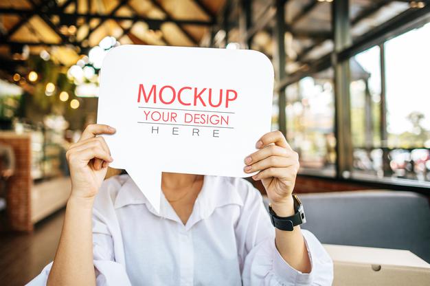 Woman'S Hand Hold Blank Speech Bubble Copy Space Psd Mockup Psd