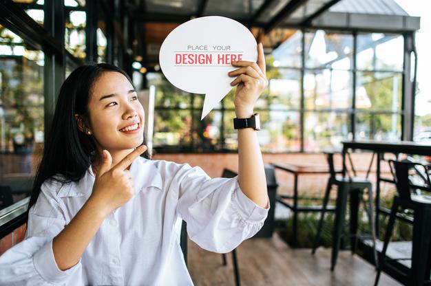 Woman'S Hand Hold Blank Speech Bubble Copy Space Psd Mockup Psd