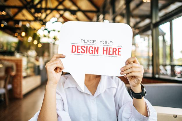 Woman'S Hand Hold Blank Speech Bubble Copy Space Psd Mockup Psd