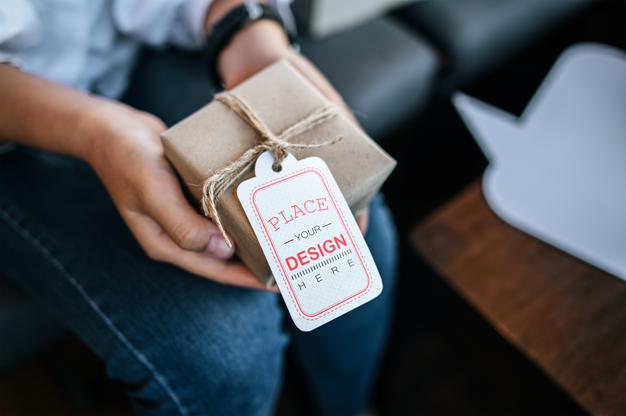 Woman'S Hand Hold Gift Box With Price Tag Psd Mockup Psd