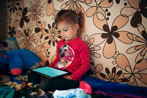 Young Girl Using Tablet Psd