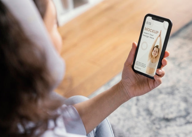 Young Woman At Home Spending Time On Her Smartphone Psd