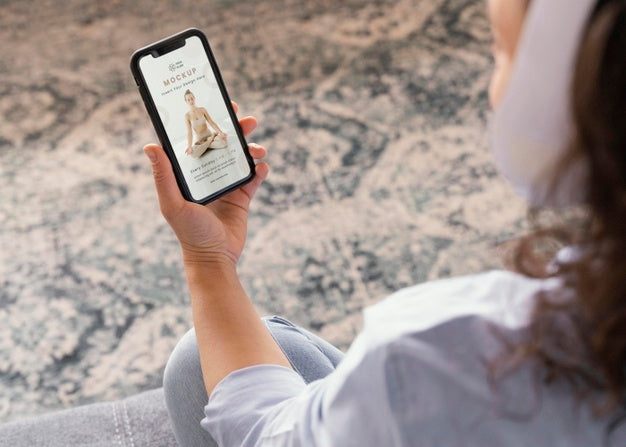 Young Woman At Home Spending Time On Her Smartphone Psd