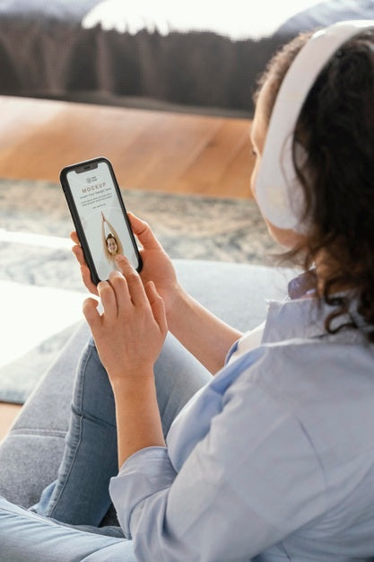 Young Woman At Home Spending Time On Her Smartphone Psd