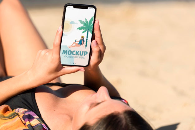 Young Woman Holding A Mock-Up Smartphone Psd