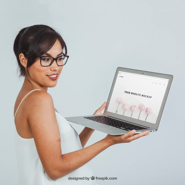 Young Woman With Laptop'S Mock Up Psd