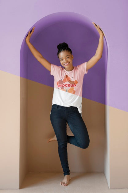 Young Woman With T-Shirt Mock-Up Psd